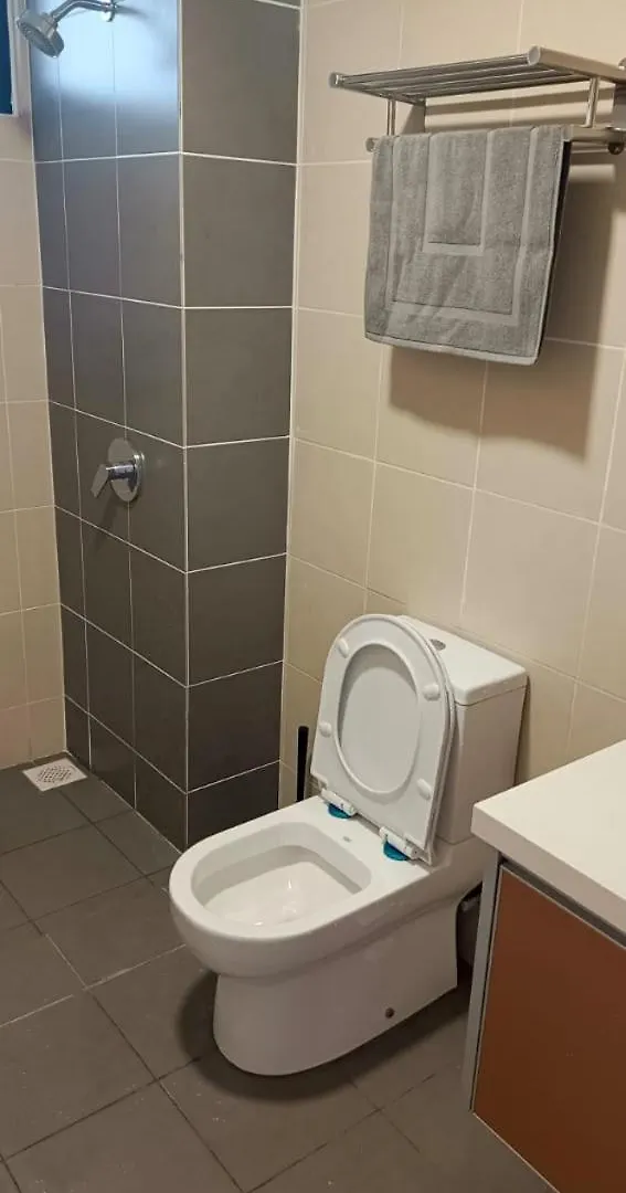 Klia Residence Homestay Apartment, Near Sepang Circuit And Klia - 3 Bedroom Fully Aircond Nilai 0*,  Malaysia